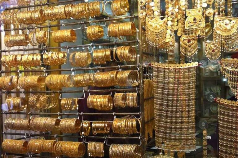 الذهب يسجل أعلى مستوى له في شهر مع انخفاض أسعار النفط وضعف الدولار